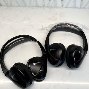 2 Toyota 4Runner black audiovox headphones. 2011.